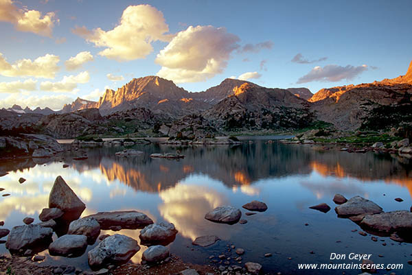 Picture of Fremont Peak reflected in Island Lake.