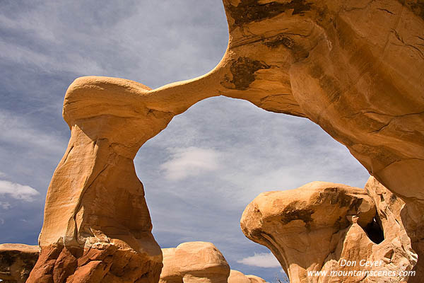 Image of Metate Arch in Devils Garden