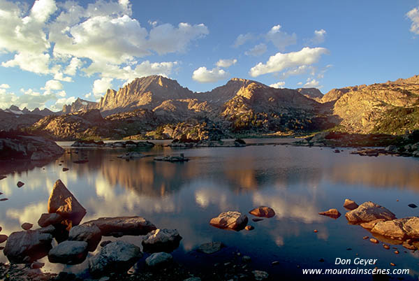 Picture of Fremont Peak reflected in Island Lake