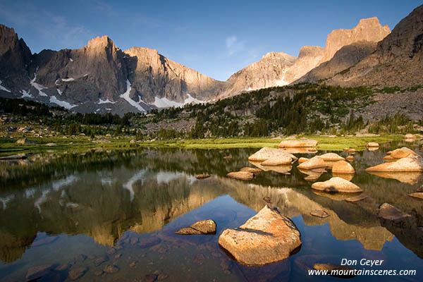 Picture of Cirque of the Towers reflected in Lonesome Lake